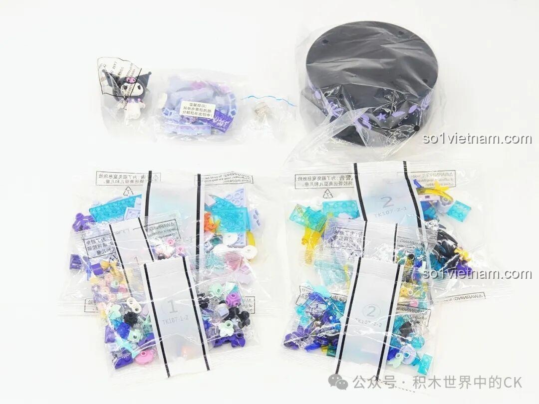 Các túi mảnh ghép bên trong hộp bộ lắp ráp TOP TOY Sanrio Secret Garden Kuromi