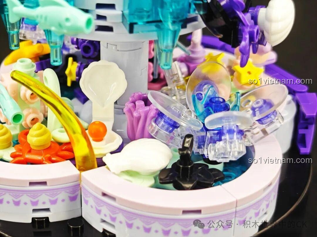 Chi tiết hoa văn trên đế hộp nhạc bộ lắp ráp TOP TOY Sanrio Secret Garden Kuromi