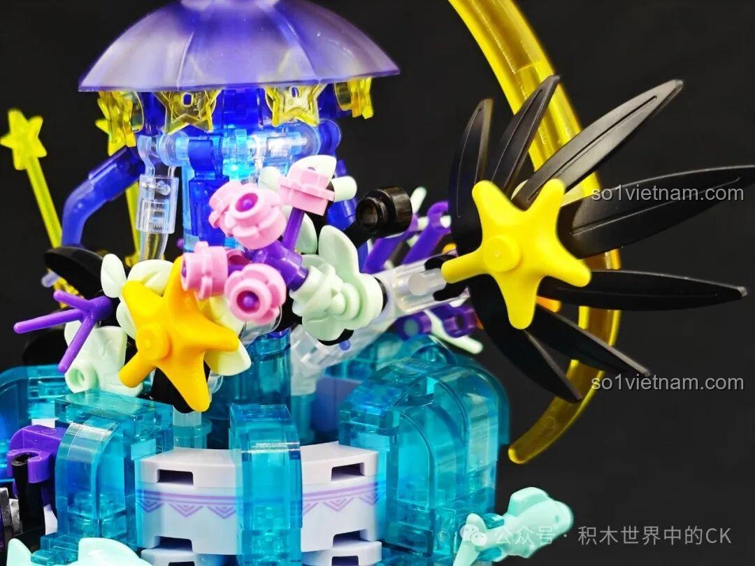 Mô hình bộ lắp ráp TOP TOY Sanrio Secret Garden Kuromi khi bật đèn