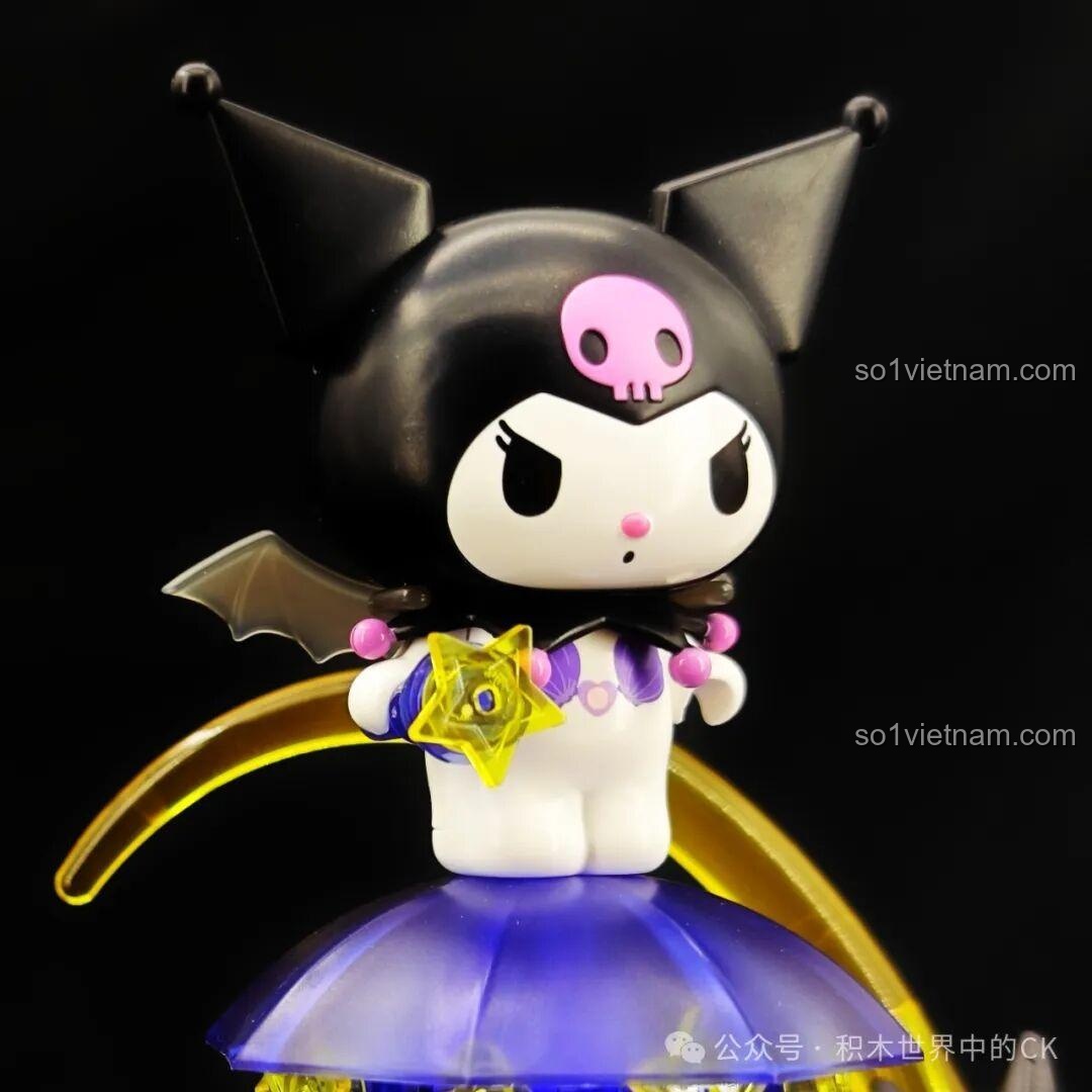 Hai mô hình bộ lắp ráp TOP TOY Sanrio Secret Garden Kuromi và Cinnamoroll đặt cạnh nhau