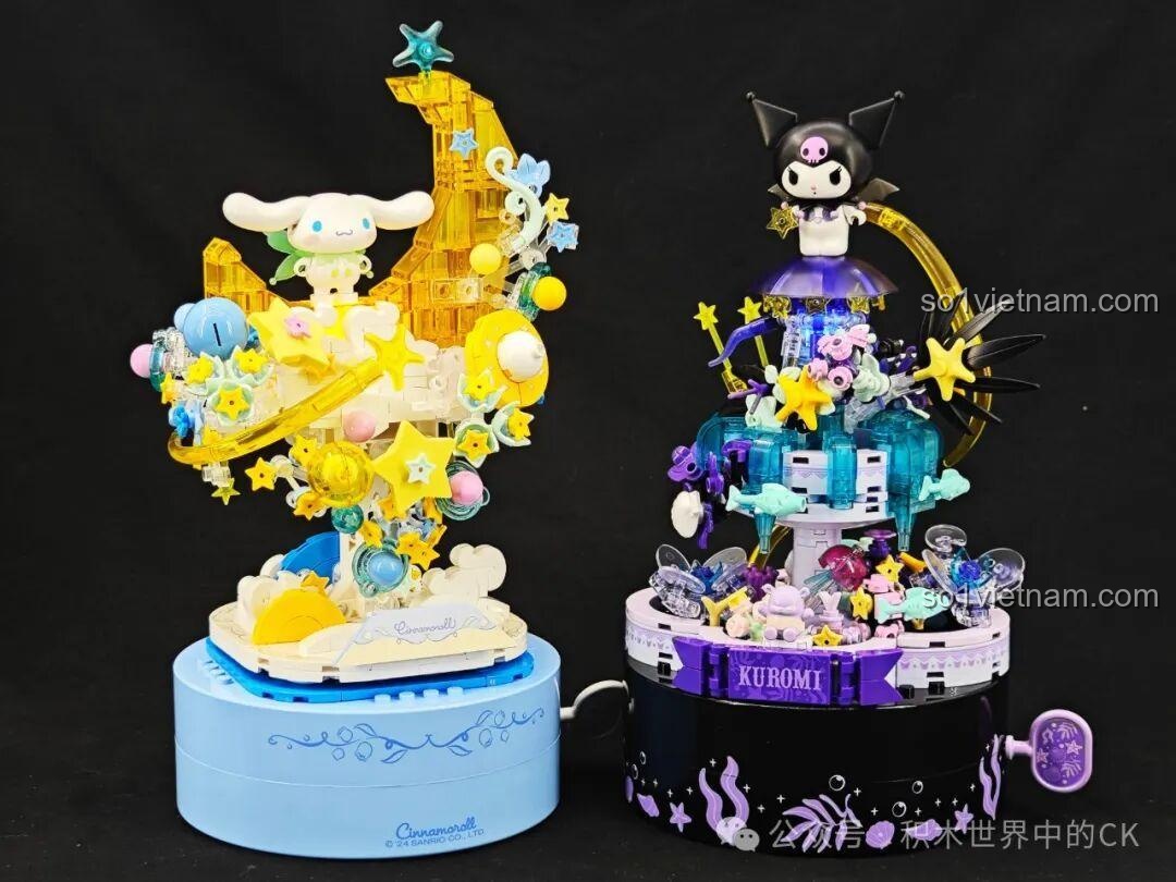 Cận cảnh hai mô hình bộ lắp ráp TOP TOY Sanrio Secret Garden Kuromi và Cinnamoroll khi bật đèn