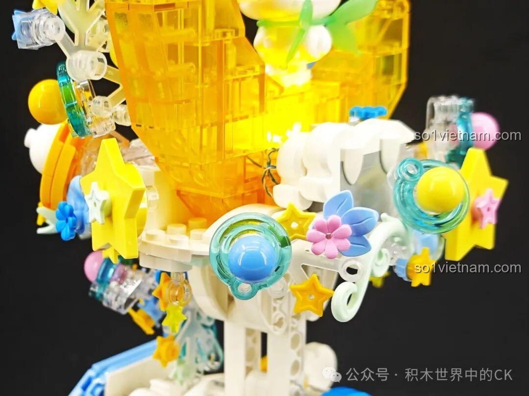 Hai mô hình bộ lắp ráp TOP TOY Sanrio Secret Garden Kuromi và Cinnamoroll khi bật đèn