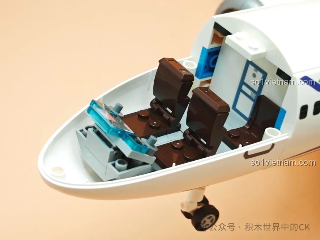 Bảng điều khiển chi tiết trong buồng lái của mô hình TOP TOY TC1210 Máy bay chở khách C919, với các màn hình hiển thị.