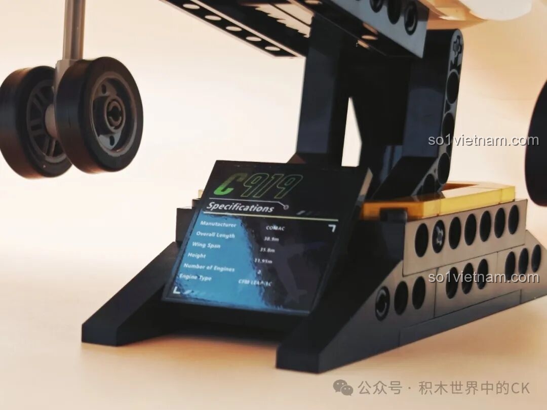 Chi tiết bánh xe hạ cánh của mô hình TOP TOY TC1210 Máy bay chở khách C919, thể hiện sự linh hoạt và chắc chắn.