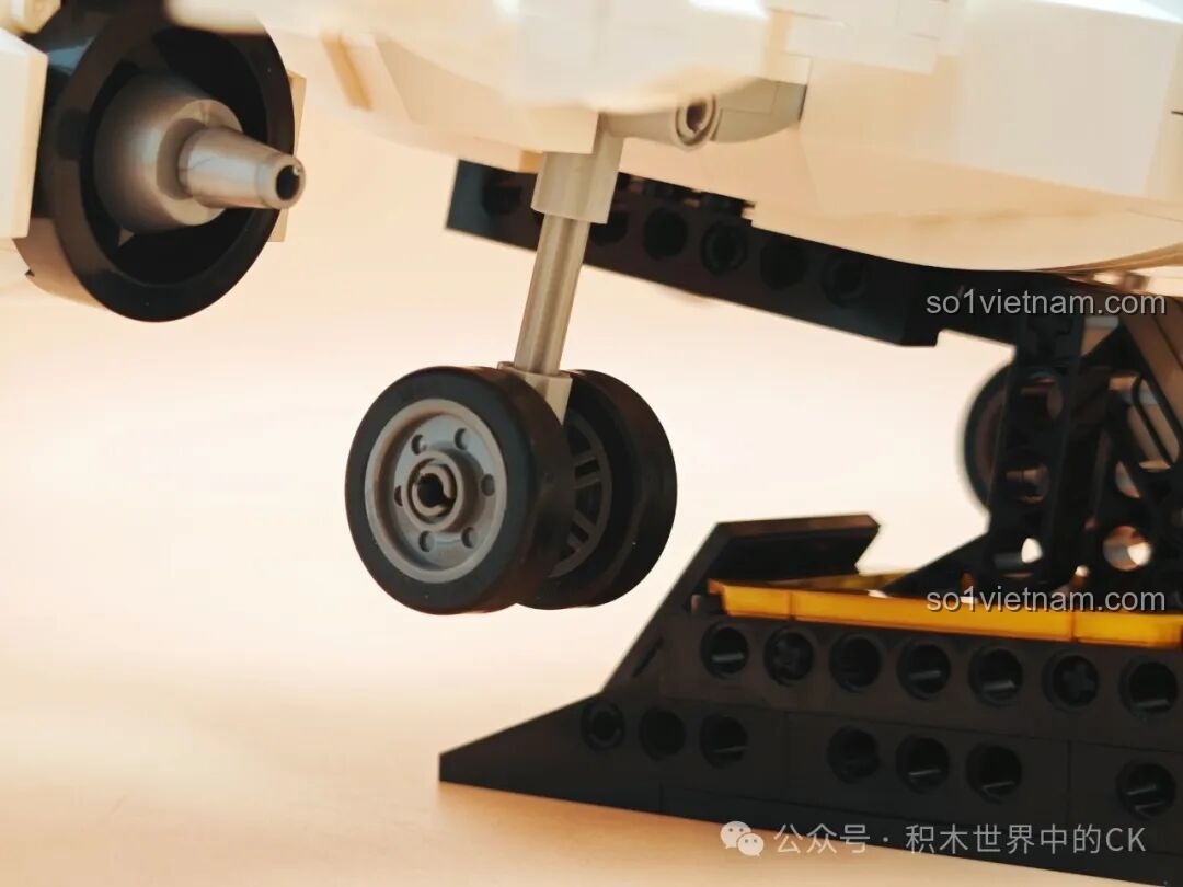 Chi tiết buồng lái bên ngoài của mô hình TOP TOY TC1210 Máy bay chở khách C919, với kính chắn gió trong suốt.