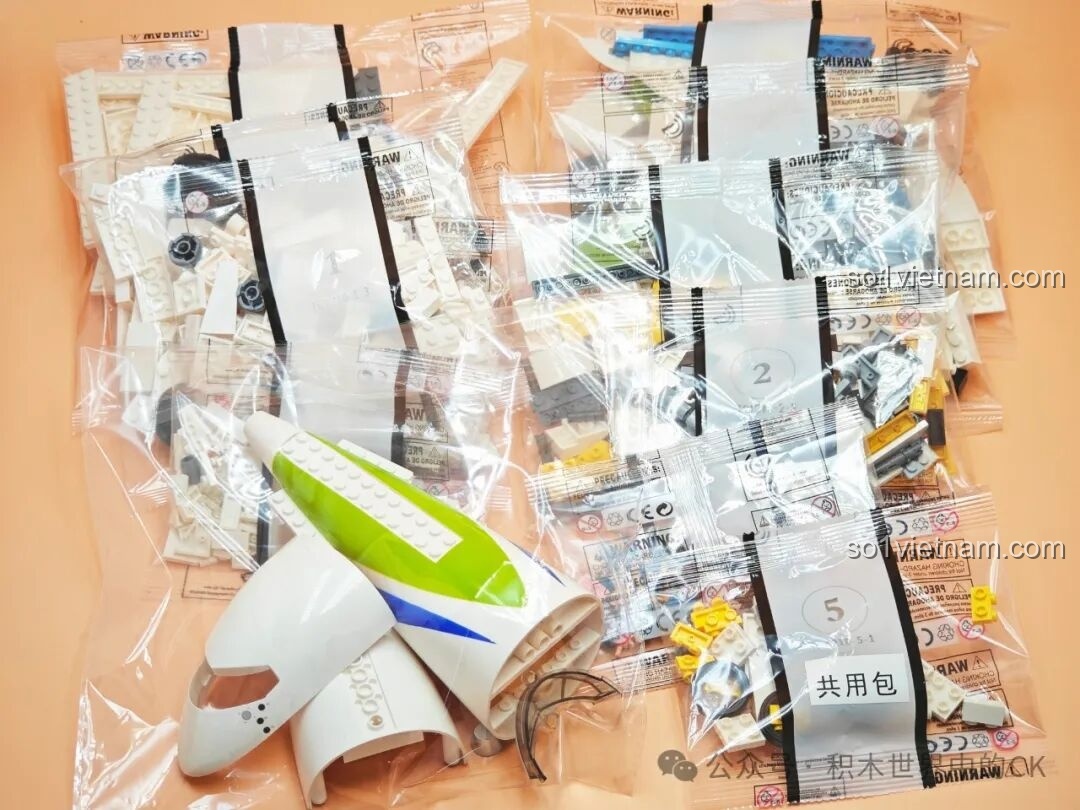 Các túi mảnh ghép được phân loại rõ ràng của bộ đồ chơi lắp ráp TOP TOY TC1210 Máy bay chở khách C919, sẵn sàng cho quá trình lắp.