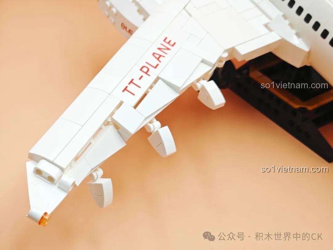 Chi tiết cánh ổn định phía sau của mô hình TOP TOY TC1210 Máy bay chở khách C919, với đèn tín hiệu.