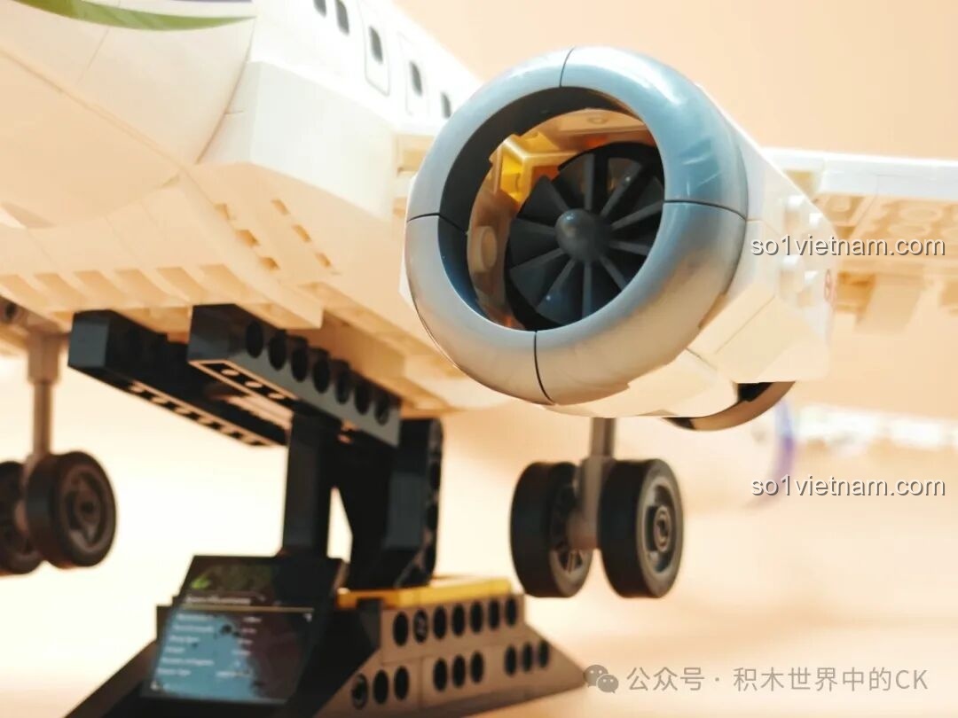 Mặt dưới cánh máy bay của mô hình TOP TOY TC1210 Máy bay chở khách C919, thể hiện cấu trúc và các chi tiết nhỏ.