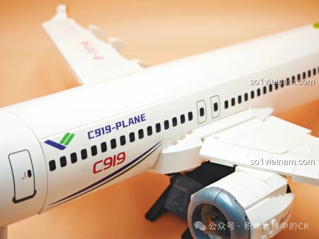 Chi tiết cánh máy bay của mô hình TOP TOY TC1210 Máy bay chở khách C919 với dòng chữ 