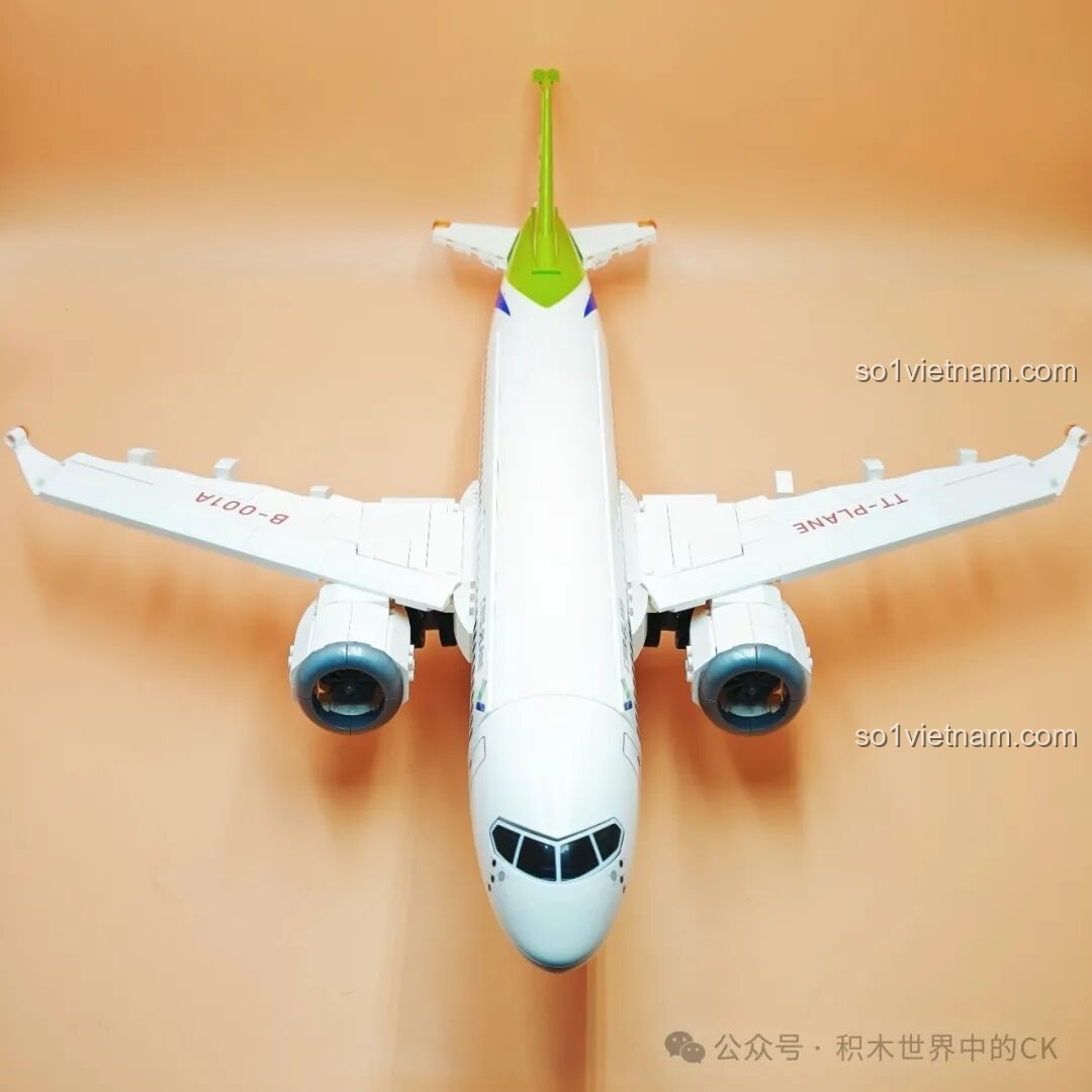 Chân đế trưng bày chi tiết của bộ lắp ráp TOP TOY TC1210 Máy bay chở khách C919, có bảng thông số kỹ thuật.