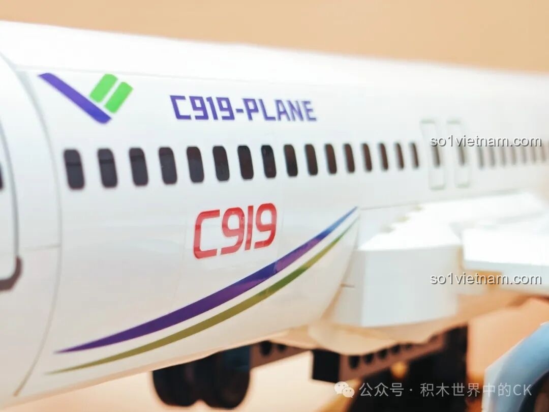 Chi tiết động cơ phản lực của mô hình TOP TOY TC1210 Máy bay chở khách C919, với cánh quạt bên trong.