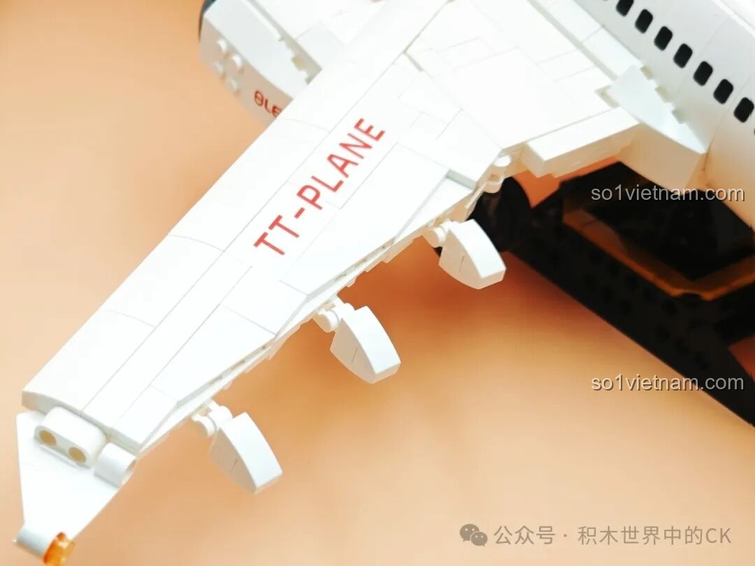 Chi tiết đuôi máy bay của mô hình TOP TOY TC1210 Máy bay chở khách C919, với logo và màu sắc đặc trưng.