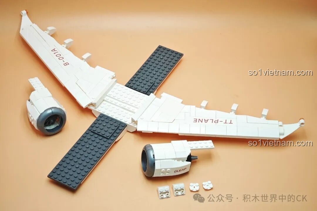 Giai đoạn lắp ráp cánh và động cơ của mô hình TOP TOY TC1210 Máy bay chở khách C919, thể hiện cấu trúc cơ bản.