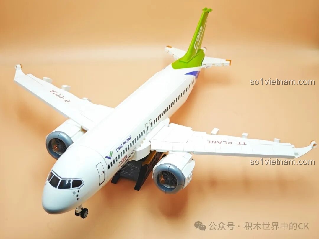 Mô hình TOP TOY TC1210 Máy bay chở khách C919 đang trong quá trình lắp ráp, thân máy bay dần hình thành.