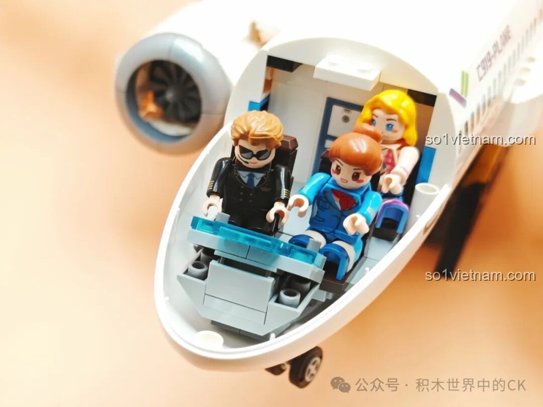 Chi tiết logo C919 và các cửa sổ trên thân máy bay của mô hình TOP TOY TC1210 Máy bay chở khách C919.