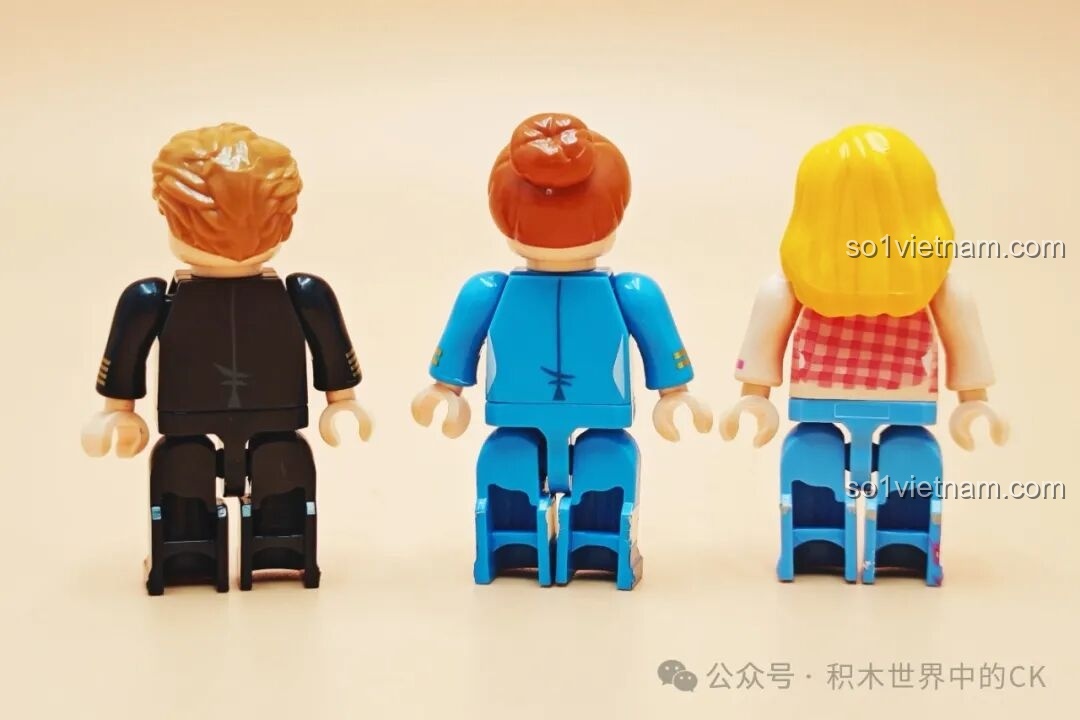 Mặt sau của ba minifigures Cơ trưởng, Tiếp viên trưởng, Hành khách từ bộ TOP TOY TC1210 Máy bay chở khách C919, thể hiện chi tiết trang phục.