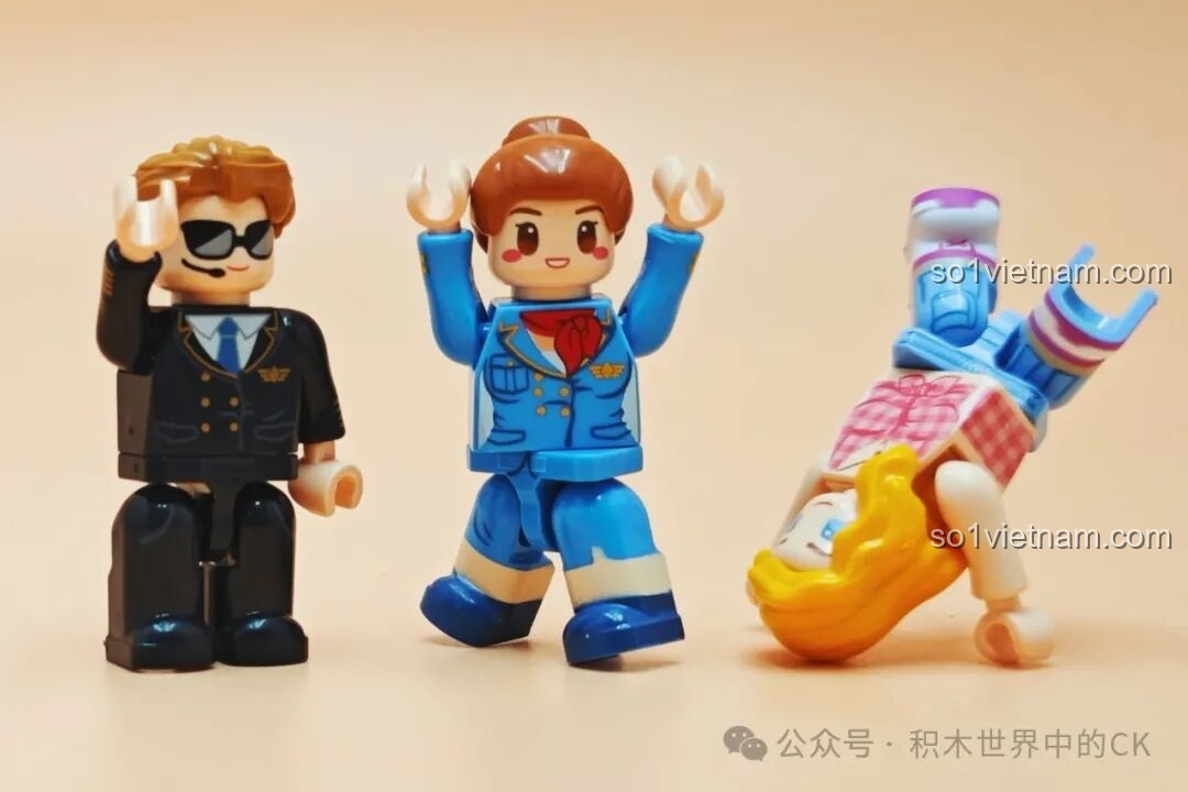 Ba minifigures Cơ trưởng, Tiếp viên trưởng, Hành khách của bộ TOP TOY TC1210 Máy bay chở khách C919 đang tạo dáng vui nhộn.