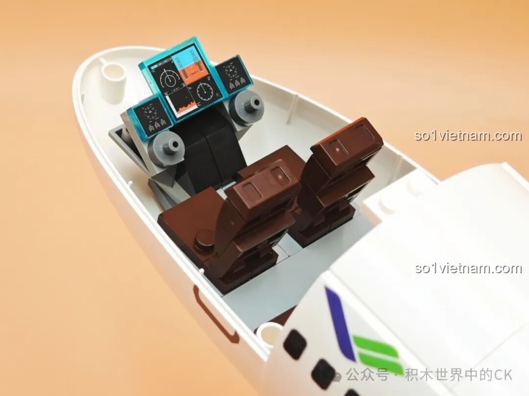 Ba minifigures Cơ trưởng, Tiếp viên trưởng, Hành khách ngồi trong buồng lái của mô hình TOP TOY TC1210 Máy bay chở khách C919.