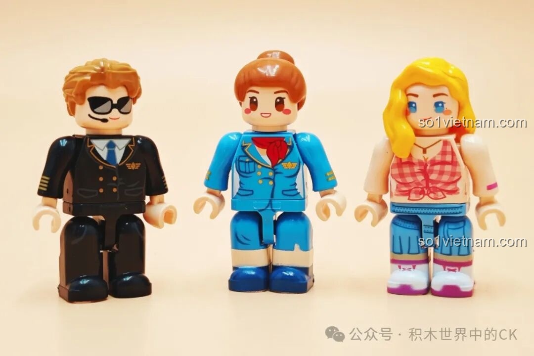 Ba minifigures: Cơ trưởng, Tiếp viên trưởng và Hành khách của bộ lắp ráp TOP TOY TC1210 Máy bay chở khách C919, với trang phục chi tiết.