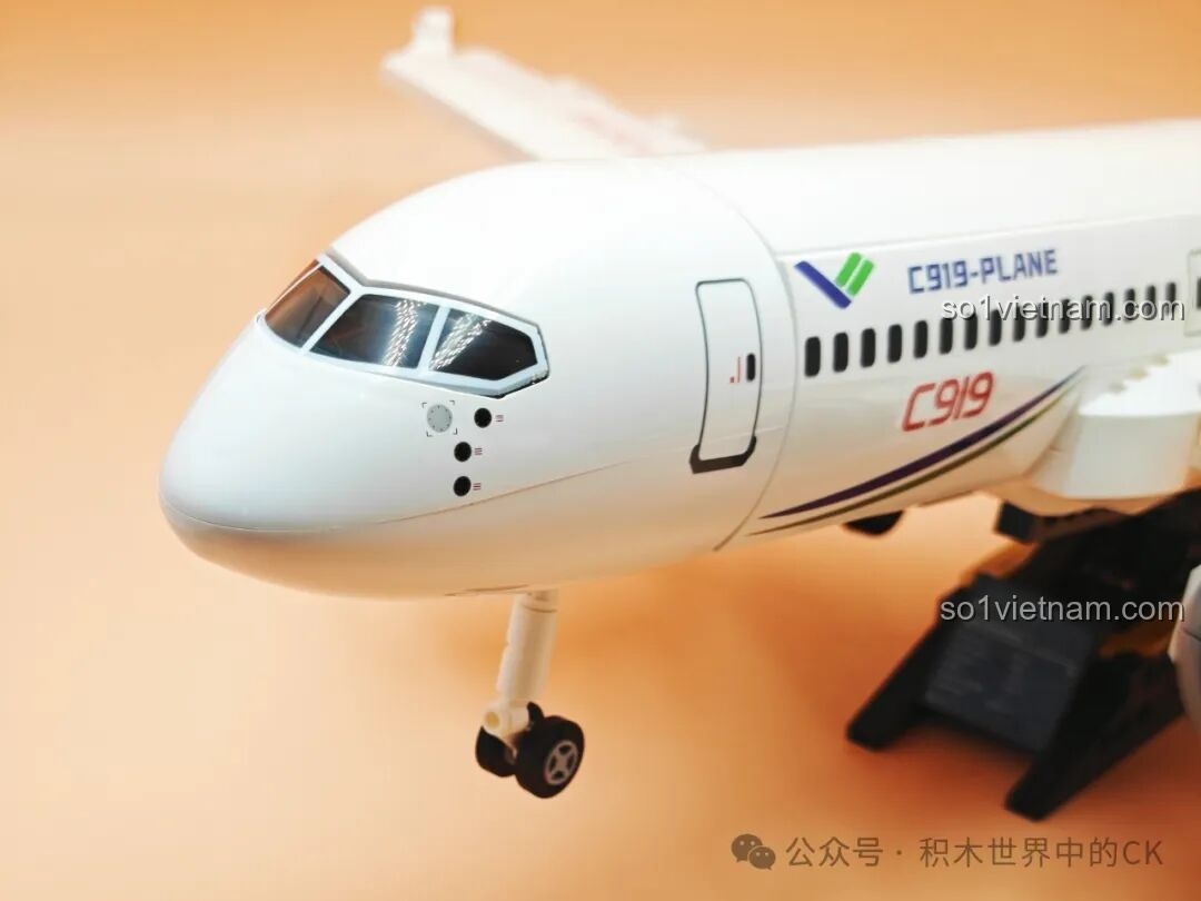 Nội thất buồng lái của mô hình TOP TOY TC1210 Máy bay chở khách C919, với ghế ngồi và bảng điều khiển.