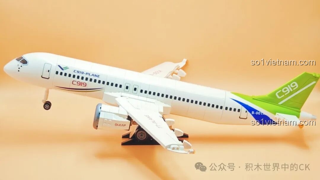 Mô hình TOP TOY TC1210 Máy bay chở khách C919 hoàn chỉnh nhìn từ bên hông, thể hiện chiều dài và thiết kế cánh.