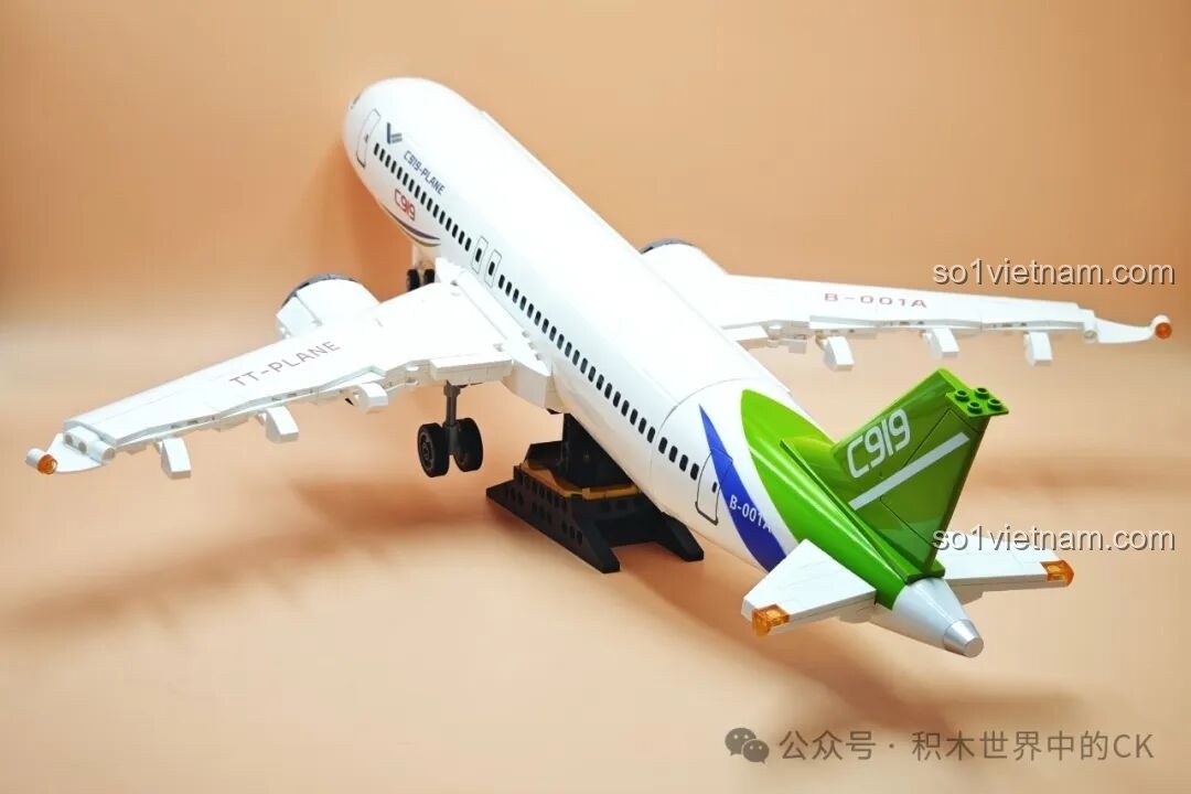 Mô hình TOP TOY TC1210 Máy bay chở khách C919 hoàn chỉnh nhìn từ phía sau, nổi bật phần đuôi và động cơ.