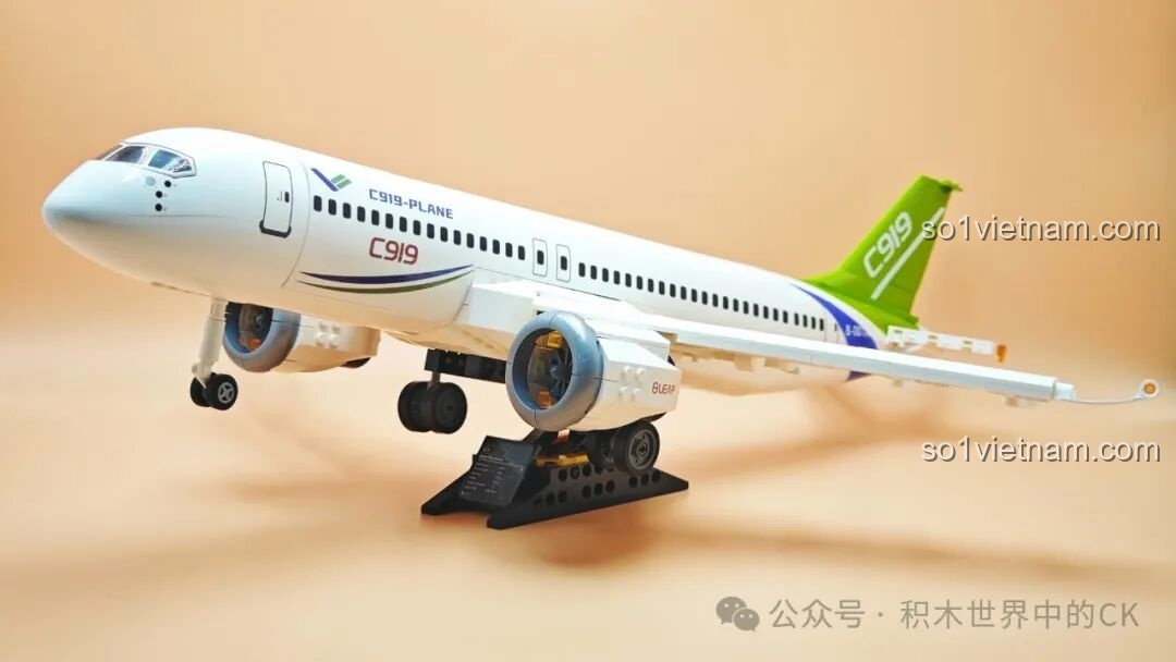 Mô hình TOP TOY TC1210 Máy bay chở khách C919 hoàn chỉnh trên chân đế trưng bày, góc nhìn ấn tượng, sẵn sàng cất cánh.