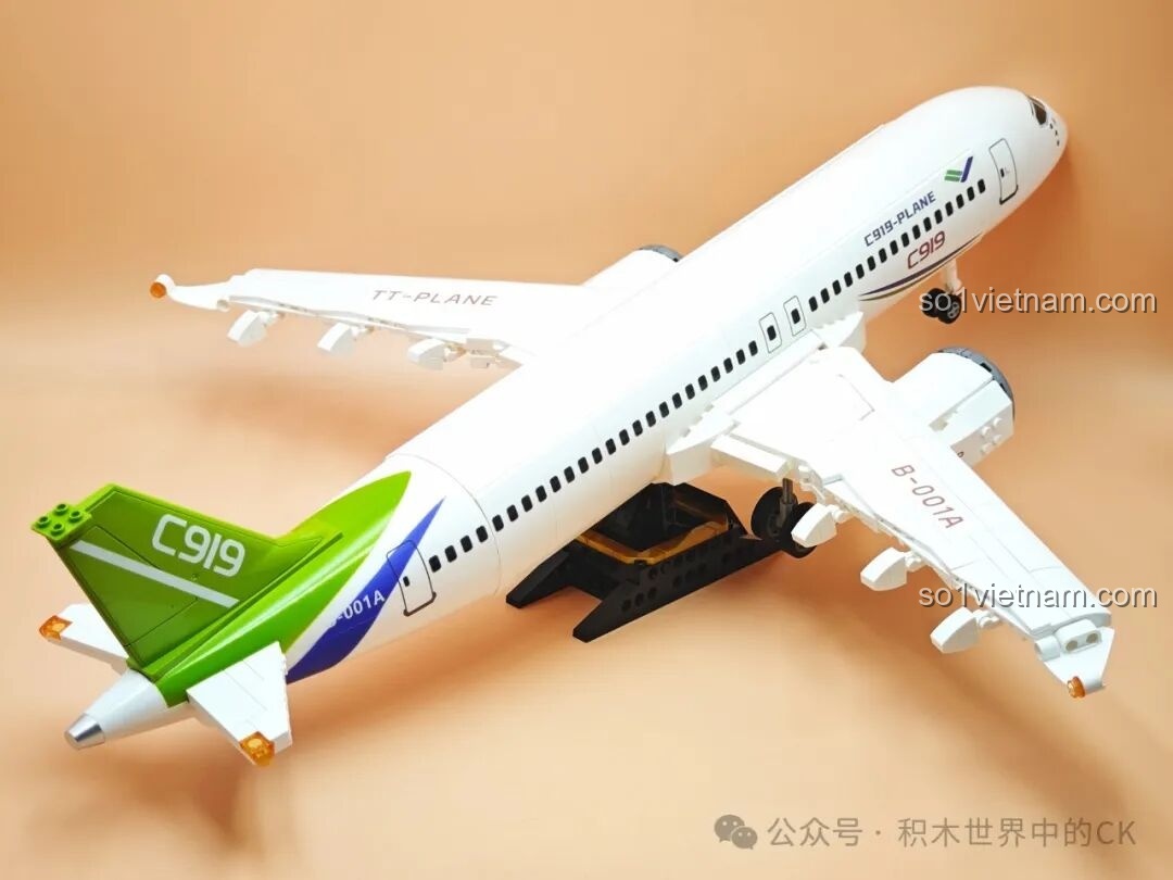 Mô hình TOP TOY TC1210 Máy bay chở khách C919 hoàn chỉnh nhìn từ góc trước, thể hiện mũi máy bay và động cơ.