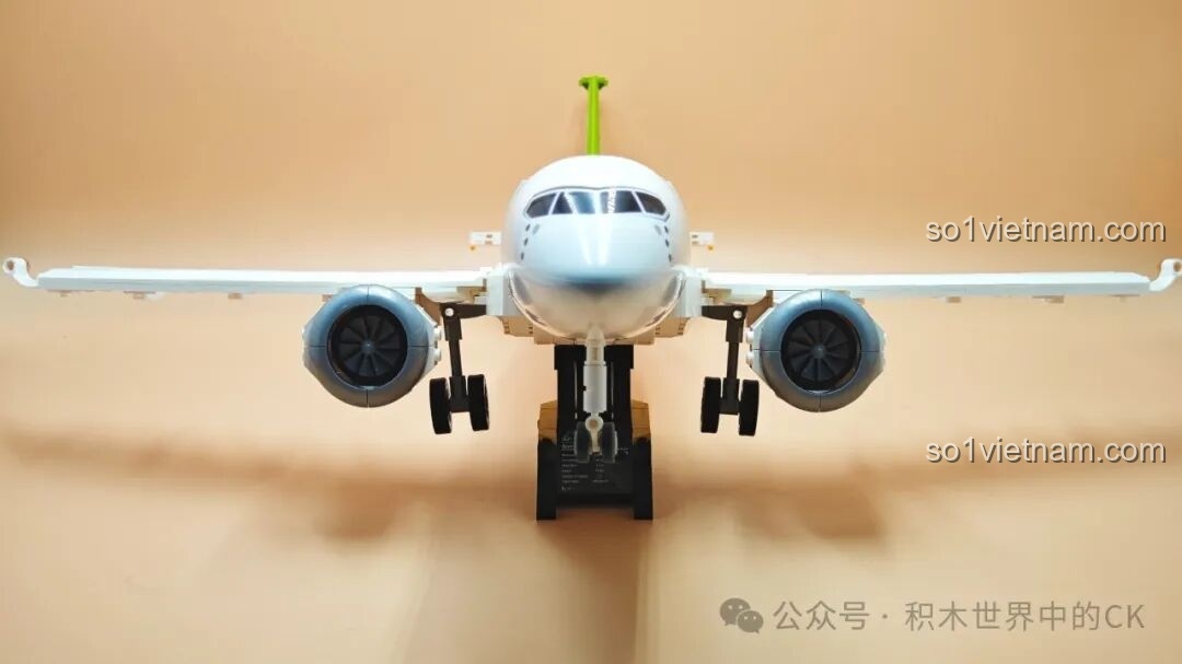 Mô hình TOP TOY TC1210 Máy bay chở khách C919 hoàn chỉnh nhìn từ trên xuống phía trước, tổng thể đầu máy bay.