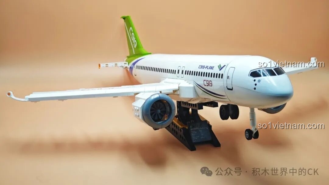 Mô hình TOP TOY TC1210 Máy bay chở khách C919 hoàn chỉnh nhìn thẳng từ phía trước, thể hiện động cơ và buồng lái.