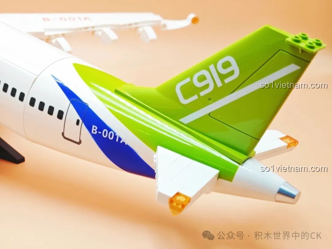 Mô hình TOP TOY TC1210 Máy bay chở khách C919 hoàn chỉnh cùng ba minifigures Cơ trưởng, Tiếp viên trưởng, Hành khách.