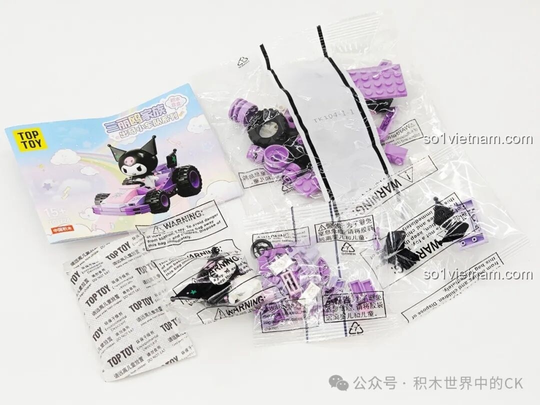 Túi mảnh ghép và sách hướng dẫn lắp ráp xe đua Kuromi trong bộ TOP TOY TC1724 Sanrio Characters.
