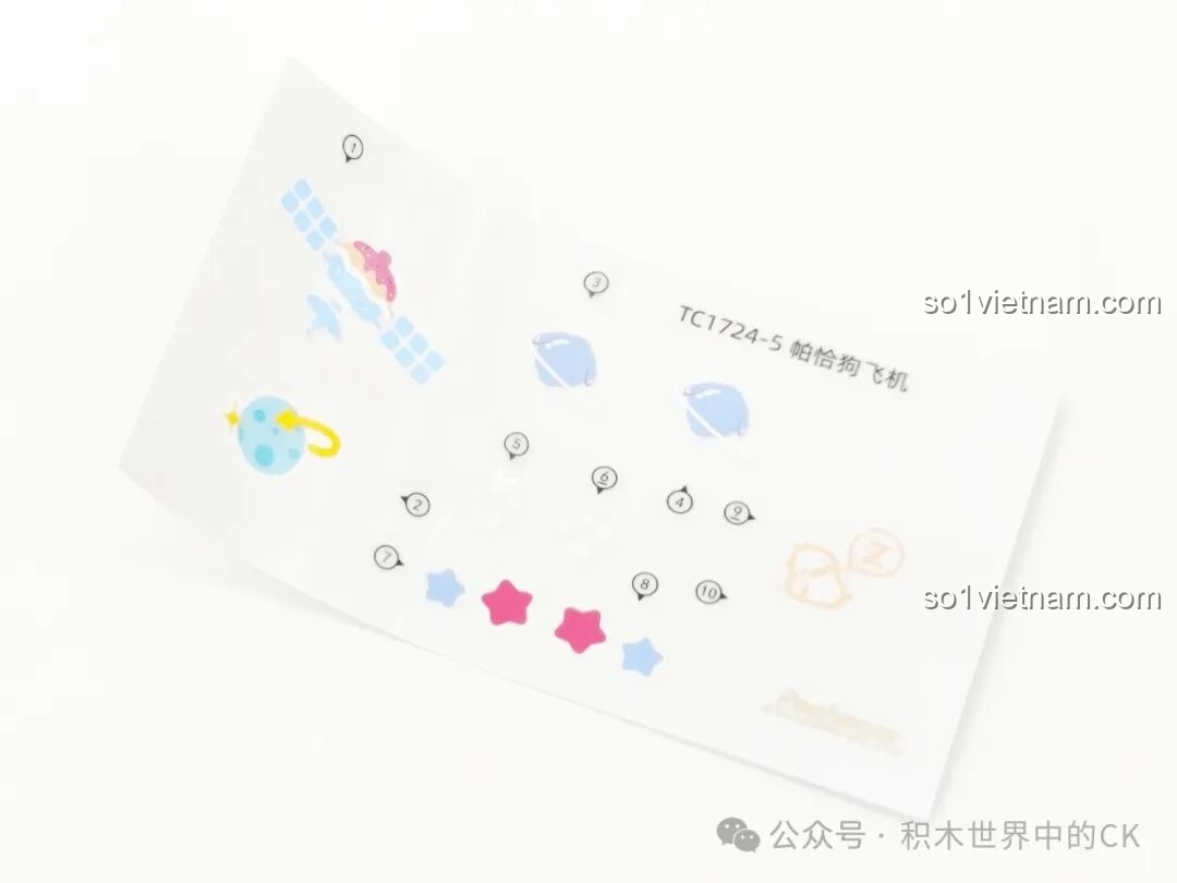 Tờ sticker trang trí máy bay Pochacco với hình hành tinh và ngôi sao, thuộc bộ TOP TOY TC1724.