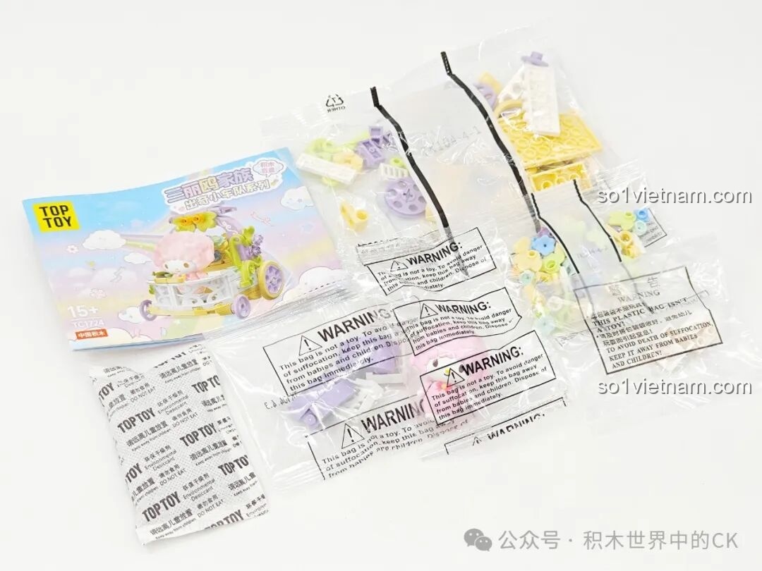 Các túi mảnh ghép và sách hướng dẫn của bộ lắp ghép TOP TOY TC1724 Sanrio Characters sau khi mở hộp.