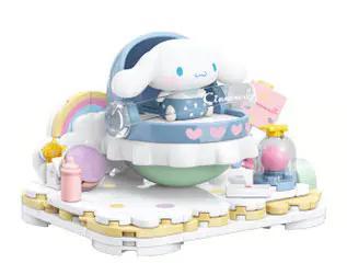 Mô hình Cinnamoroll (Đại Nhĩ Cẩu) lắp ráp từ bộ đồ chơi TOP TOY TC2303, có minifigure Cinnamoroll, màu trắng xanh dương và hồng, phù hợp cho bé gái 8 tuổi