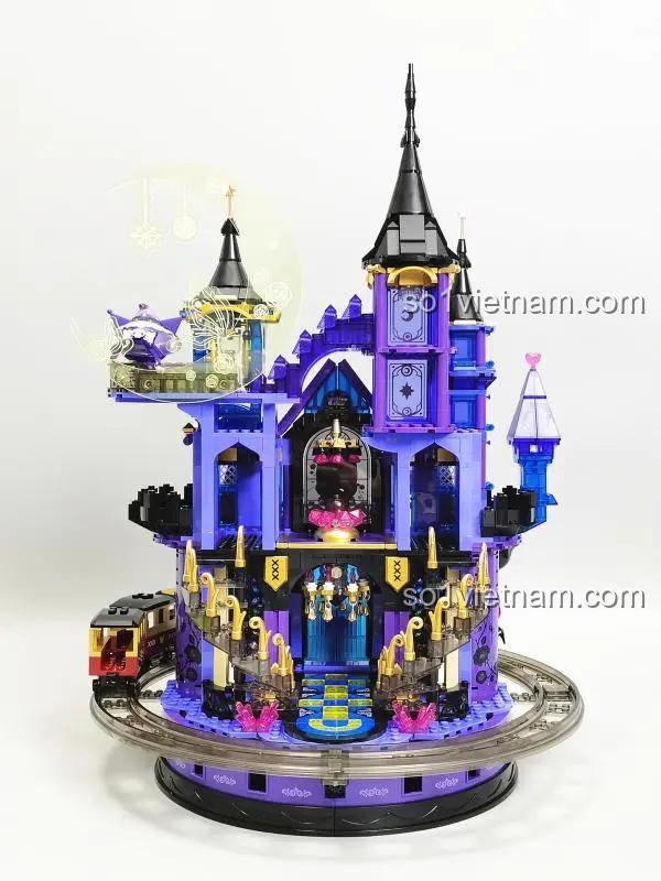 Ảnh chụp mặt sau của Mô hình Lâu đài Sanrio TC3201, thiết kế mở giúp dễ dàng chơi và khám phá.