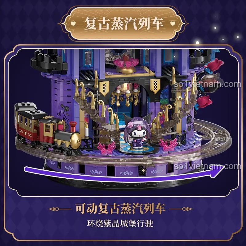 Chi tiết tàu hỏa hơi nước cổ điển của bộ đồ chơi Lâu đài Gothic của Kuromi, có thể di chuyển quanh lâu đài.