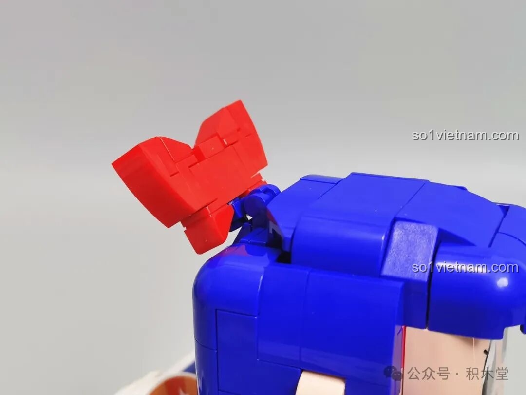 Các nam châm lắp ráp TOP TOY dán trên tủ lạnh.