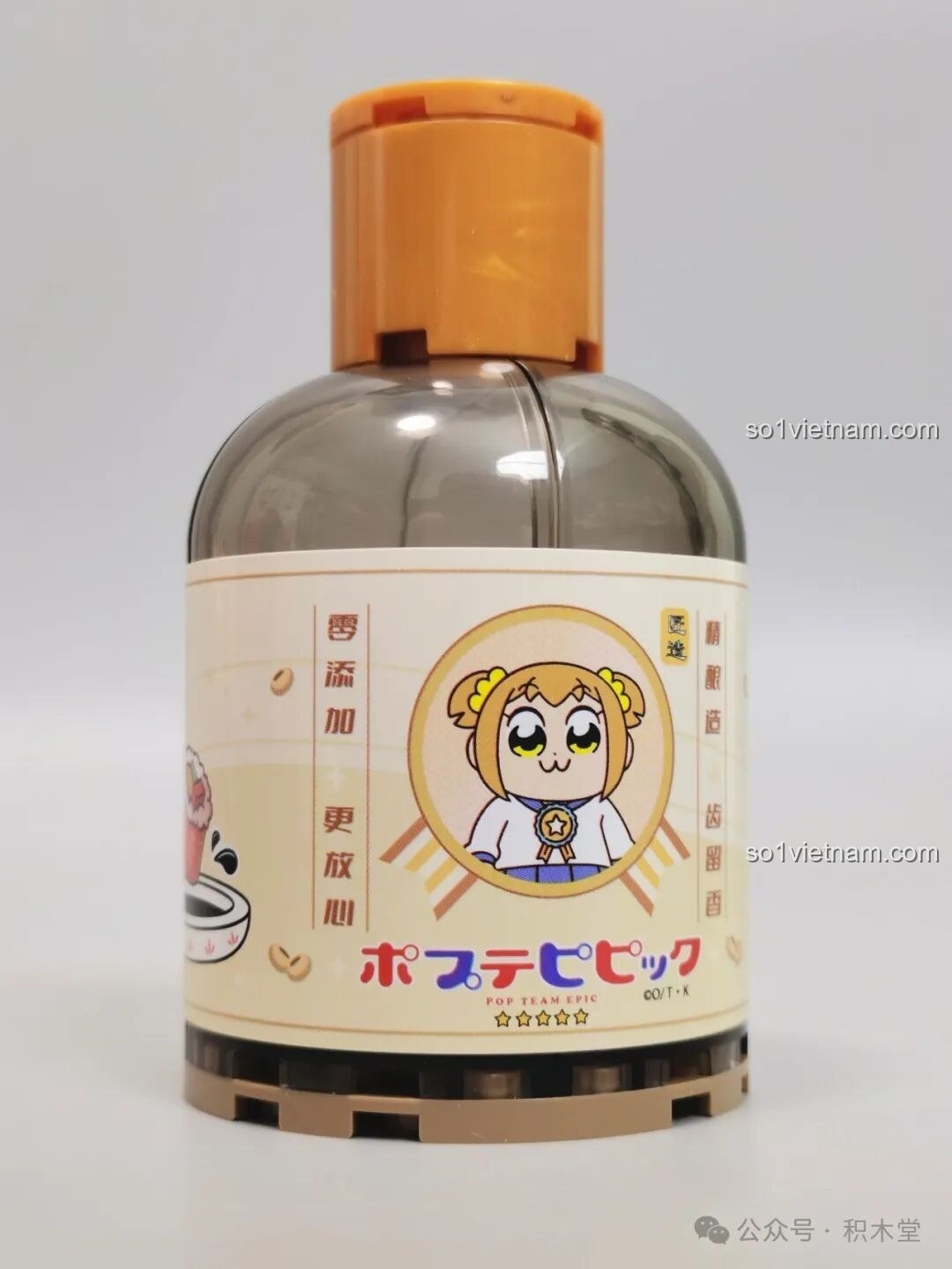 Mô hình bồn cầu lắp ráp từ TOP TOY, có nắp mở.