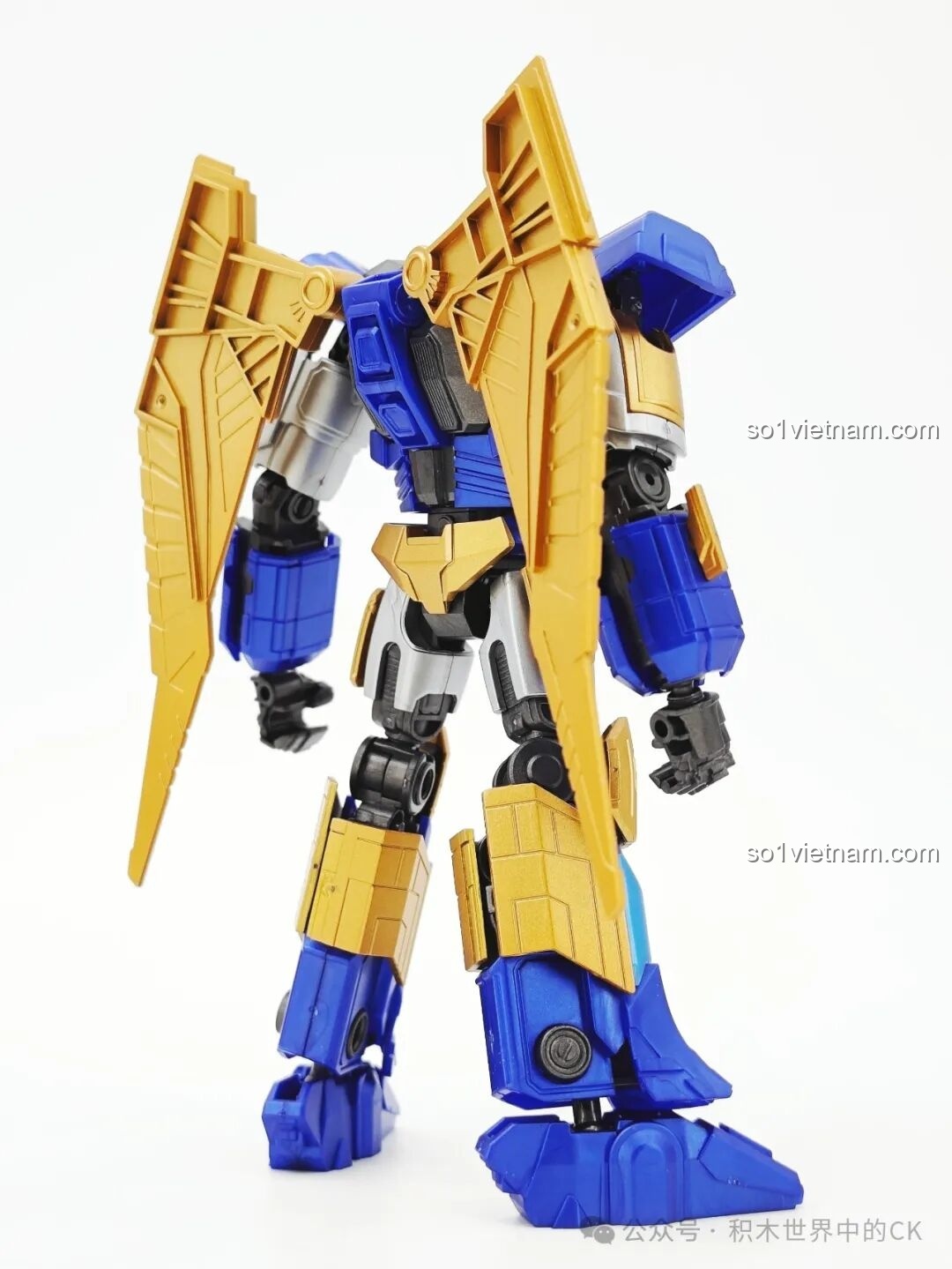 Trải nghiệm Blokees 71164 Thủ lĩnh Autobot Sentinel Prime với hình ảnh mô hình nhìn từ phía sau, khoe đôi cánh vàng.