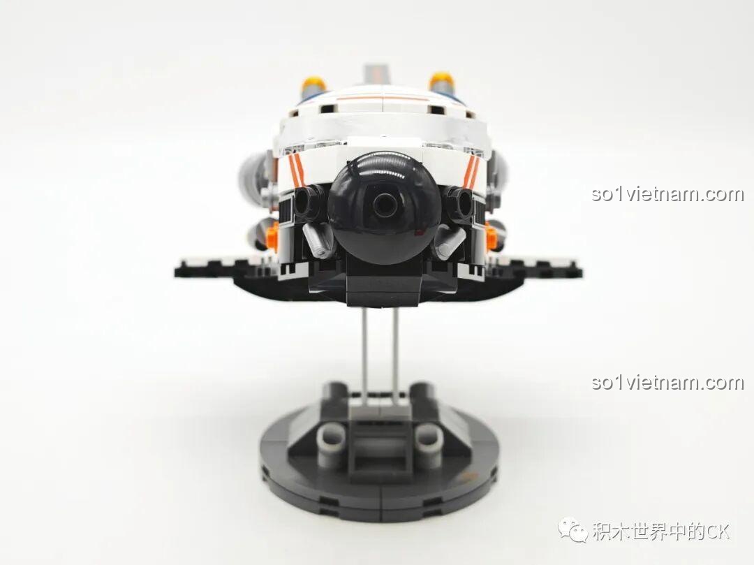 Trải nghiệm lắp ráp JAKI JK8507, hình ảnh mô hình nhìn từ bên cạnh, thể hiện chiều dài và hình dáng tổng thể.