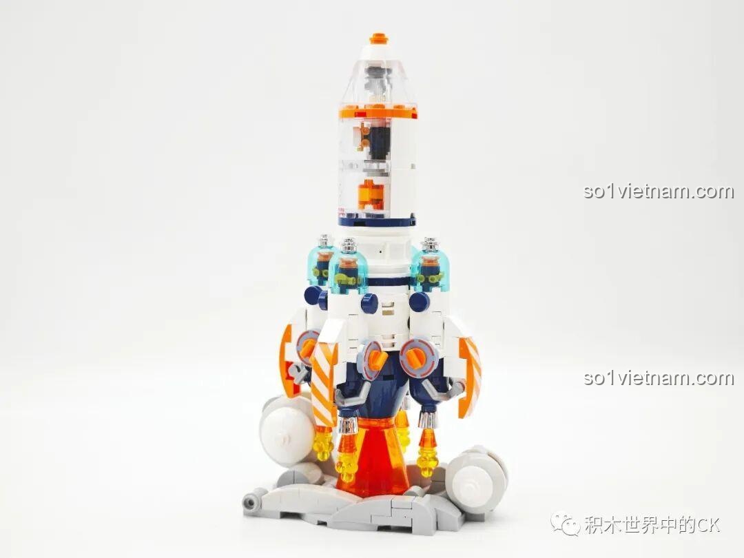 Trải nghiệm lắp ráp JAKI JK8508, hình ảnh mô hình nhìn từ trên cao xuống, tập trung vào phần đỉnh tên lửa.