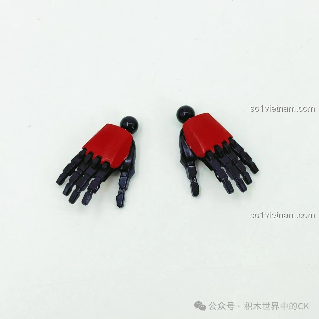 Các bàn tay thay thế của mô hình Keeppley 78031 Lữ Bố Mạt Nhật, cho phép robot cầm vũ khí hoặc tạo các tư thế khác nhau, tăng tính tương tác cho đồ chơi.