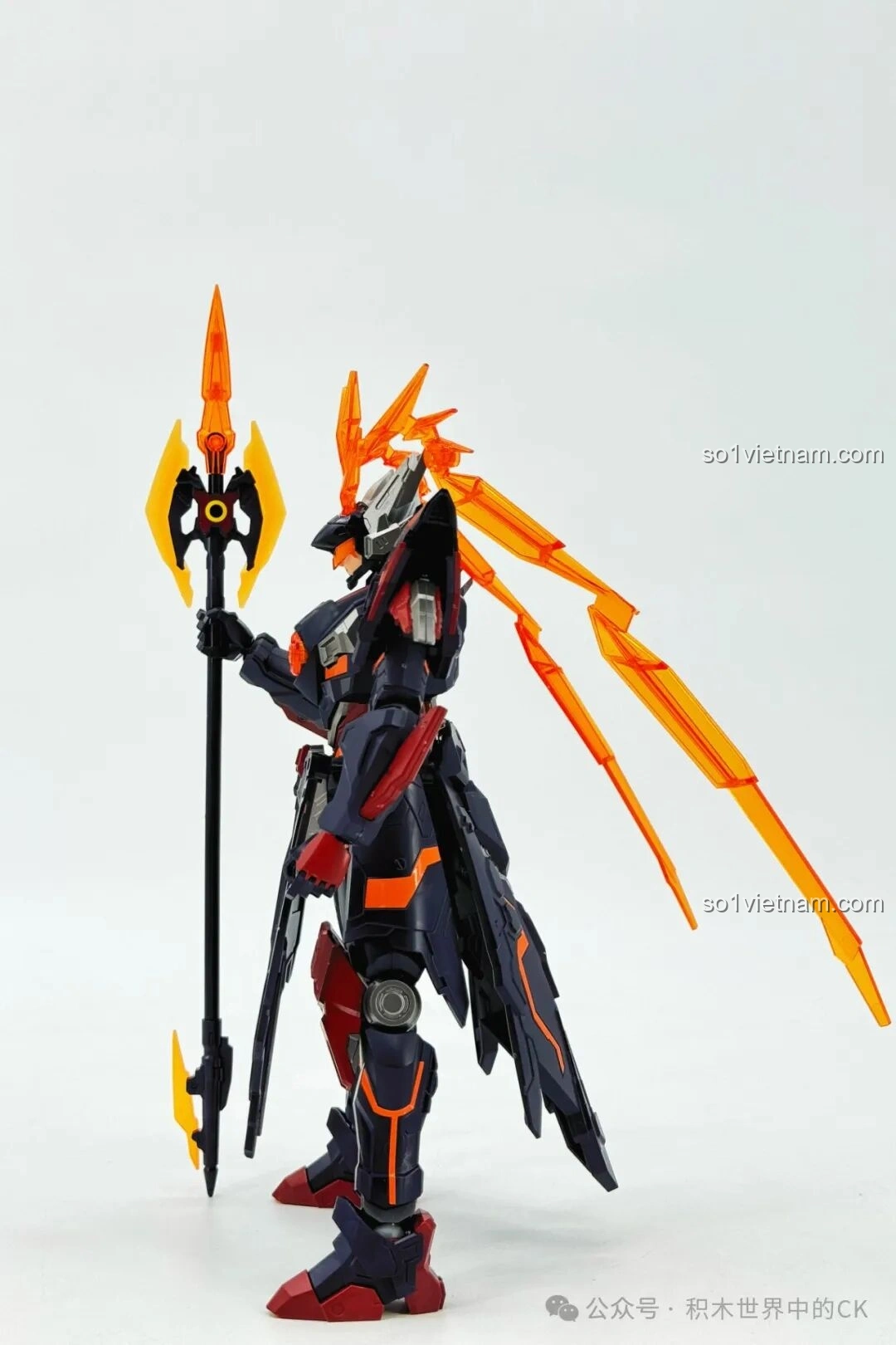 Cận cảnh phần đầu của mô hình Keeppley 78031 Lữ Bố Mạt Nhật, với mặt nạ cam trong suốt và các chi tiết giáp đầu sắc nét, thể hiện sự tinh xảo trong thiết kế của robot Vương Giả Vinh Diệu.