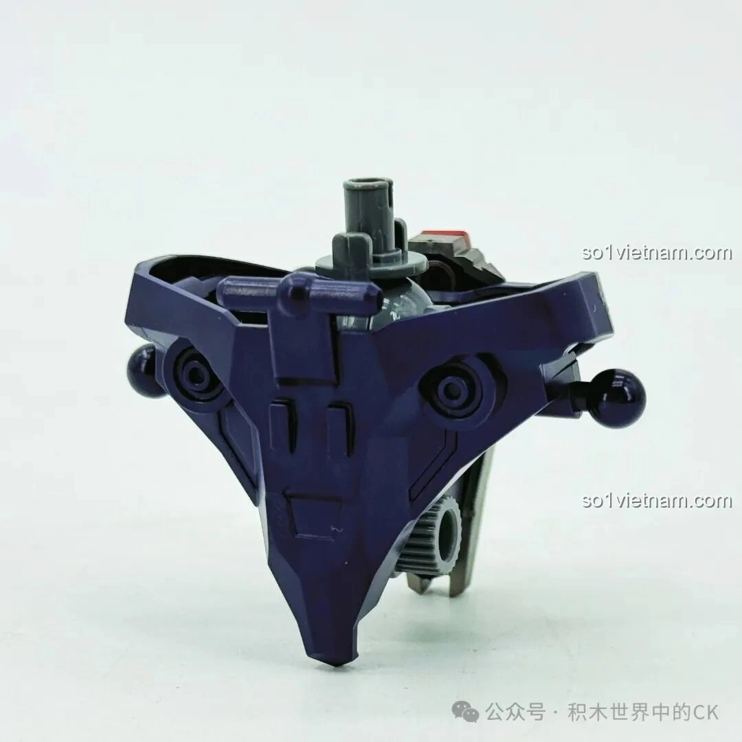 Mặt sau của phần hông mô hình Lữ Bố Mạt Nhật đang được lắp, cho thấy các khớp nối linh hoạt, giúp mô hình có thể tạo nhiều tư thế chiến đấu khác nhau.