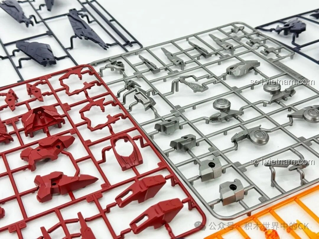Cận cảnh các mảnh ghép màu đỏ và xám của bộ Keeppley 78031, thể hiện sự đa dạng về màu sắc và độ chính xác trong từng chi tiết nhỏ của mô hình Lữ Bố Vương Giả Vinh Diệu.