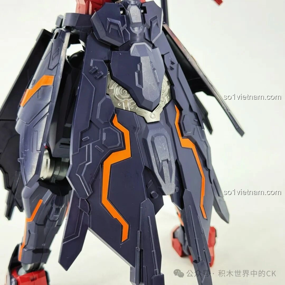 Mô hình Keeppley 78031 Lữ Bố Mạt Nhật tạo dáng bay lượn trên không, thể hiện sự năng động và uyển chuyển của robot, phù hợp với các cảnh chiến đấu trong game.