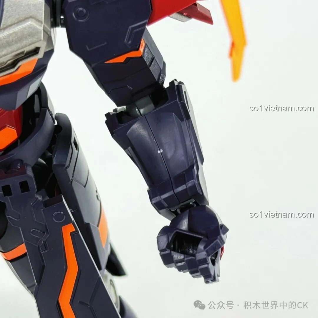 Mô hình Keeppley 78031 Lữ Bố Mạt Nhật trong tư thế chiến đấu, cầm Phương Thiên Họa Kích, thể hiện sự uy lực và thiết kế động của Cơ Giáp Lữ Bố Doomsday Mecha.