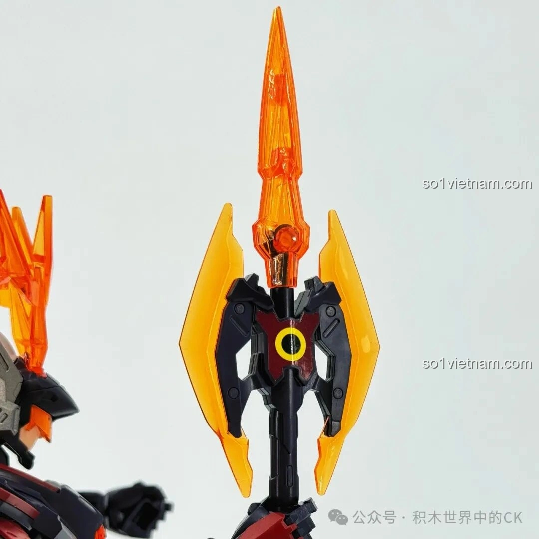 Mô hình Keeppley 78031 Lữ Bố Mạt Nhật tạo dáng chiến đấu với Phương Thiên Họa Kích, thể hiện sự linh hoạt của các khớp nối và độ chi tiết của vũ khí.