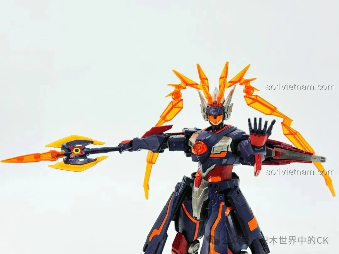 Mô hình Keeppley 78031 Lữ Bố Mạt Nhật tạo dáng cầm Phương Thiên Họa Kích, với các chi tiết giáp và vũ khí được làm nổi bật, tăng tính thẩm mỹ cho robot.